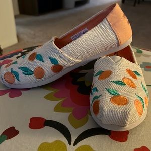 Women’s Toms, Peach Graphic/Woven Pattern. Size 7.
